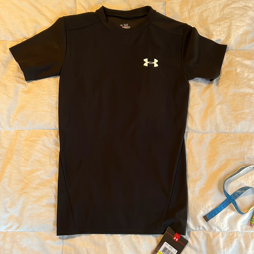 New with tags, men’s under armor heat gear compression T-shirt. Size medium.